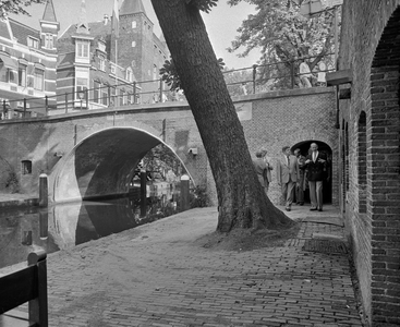 858339 Afbeelding van het gezelschap op de werf van de Oudegracht te Utrecht (bij de Jansbrug) tijdens een wandeling ...